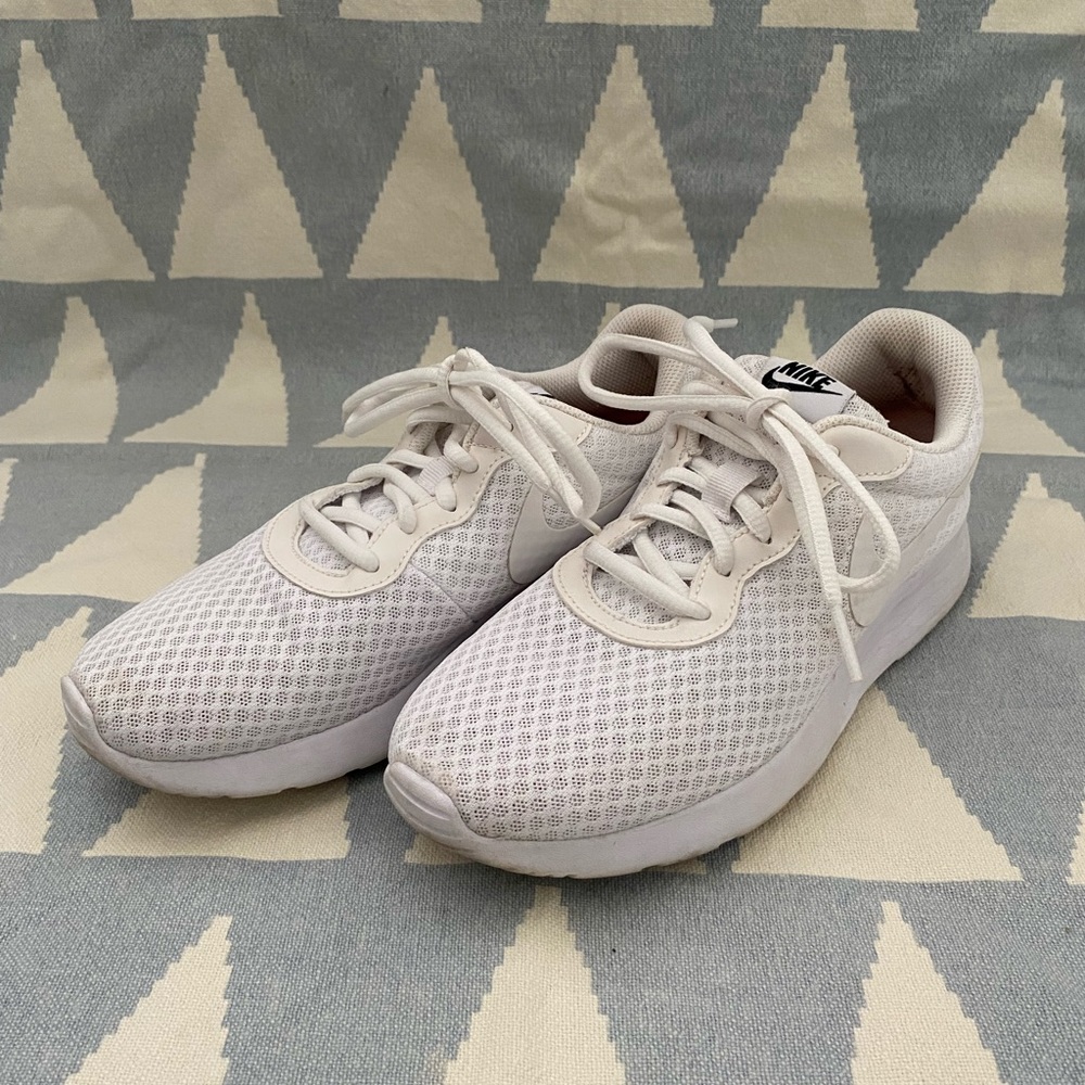 White nike shoes (size 7.5)